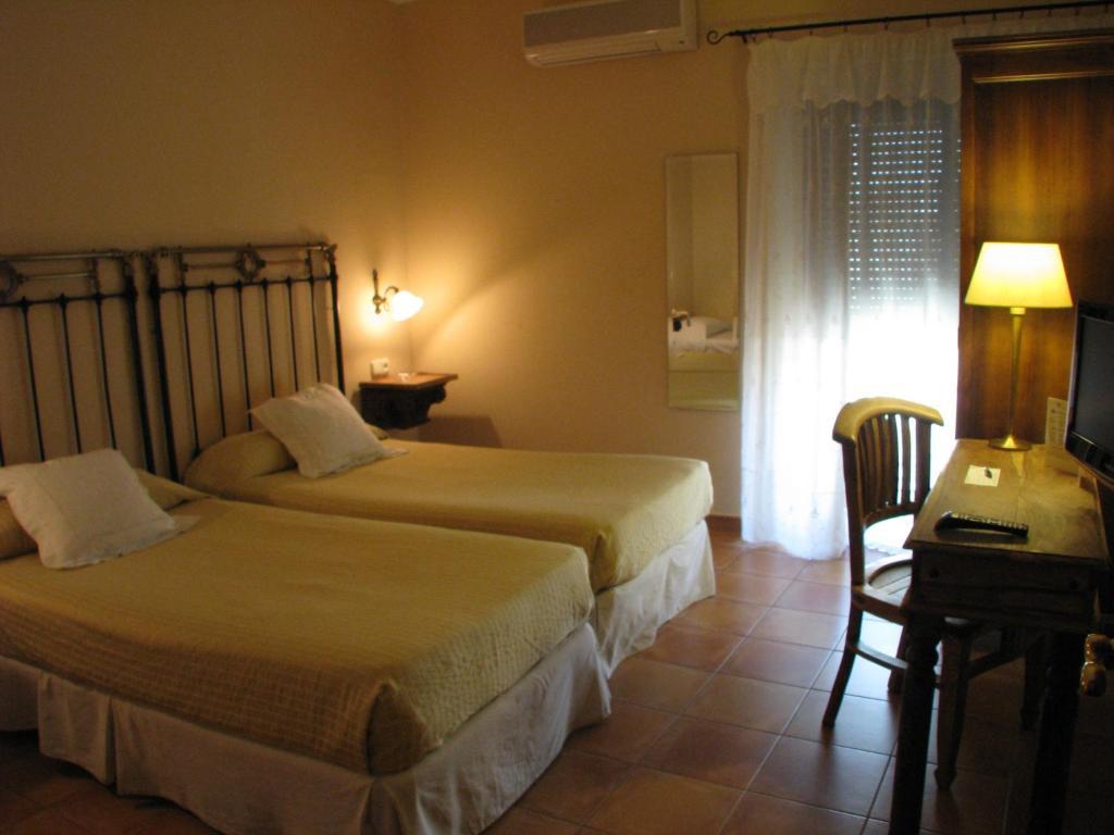 Hotel Don Carlos Caceres Room photo